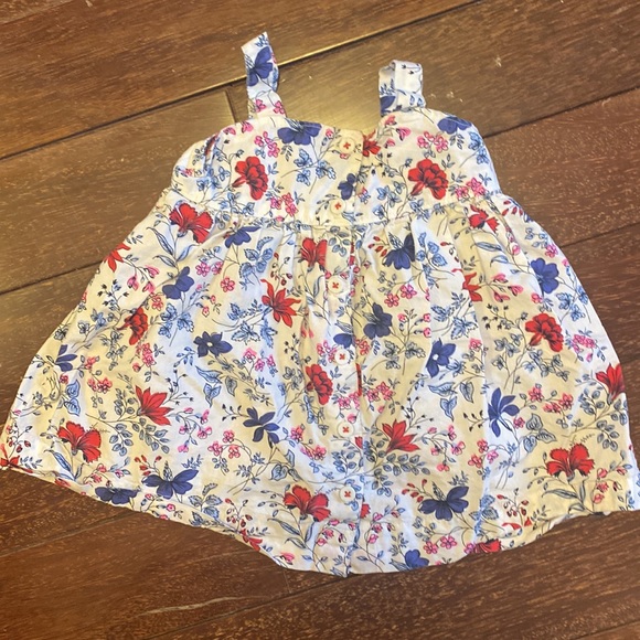 Bundle of spring/summer Baby Gap dresses and romper - 12-18 months - Picture 4 of 9